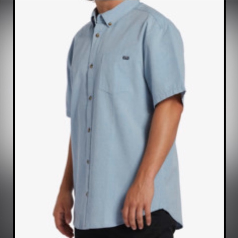 Billabong Men's Cotton Button Down Short Sleeve Shirt Size Small in Powder Blue
